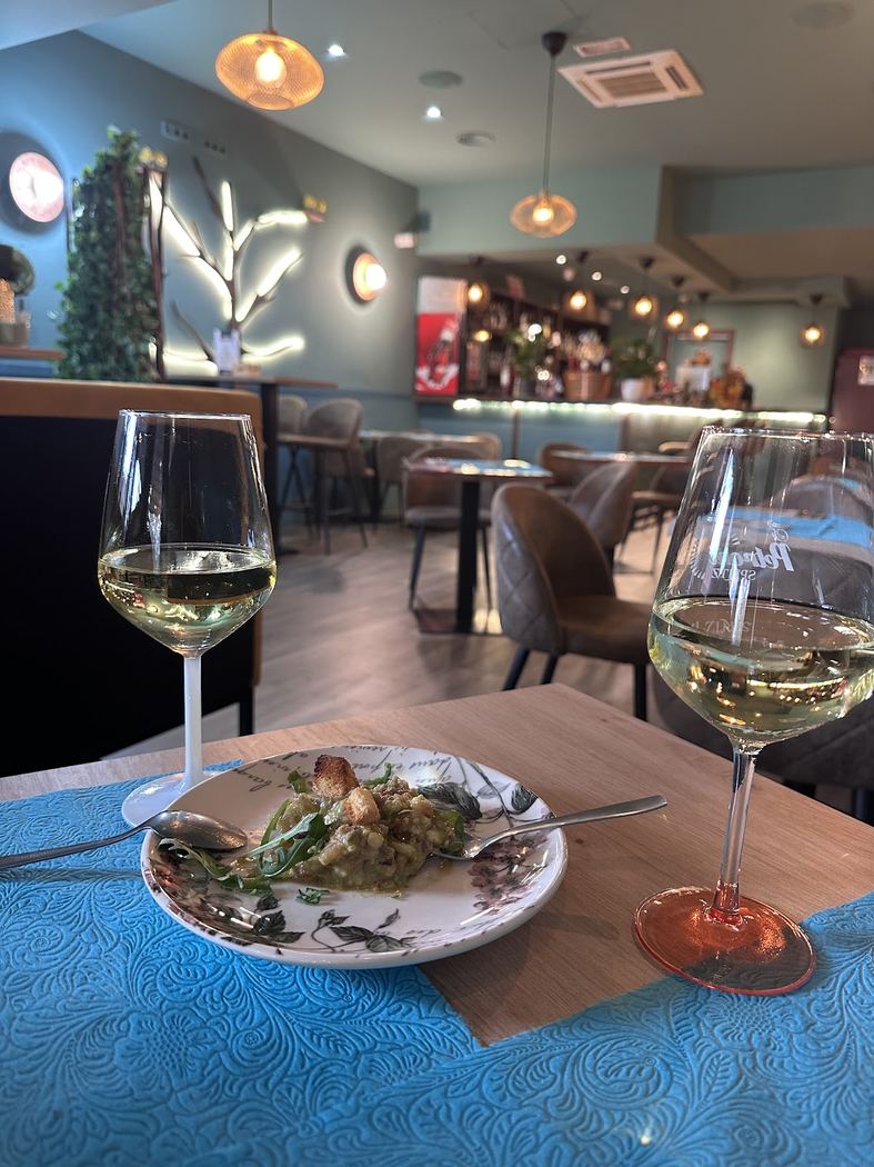 Ambiente interior del New Palermo, con mesas y una barra donde disfrutar de vinos y cervezas.